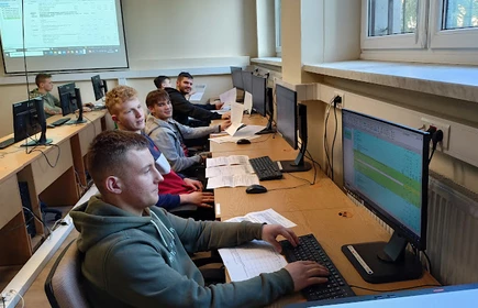 Na zdjęciu uczniowie kl. 4 AP kształcący się w zawodzie technik budownictwa podczas zajęć lekcyjnych wykonują zadania praktyczne w programie Norma Expert.