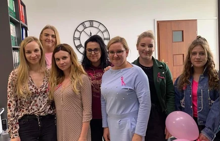 Na zdjęciu uczennice biorące odział w akcji „Październik miesiącem świadomości raka piersi", podczas rozdawania ulotek mieszkankom gminy Łapanów.