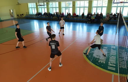 Na zdjęciu drużyny w czasie rozgrywek piłki siatkowej chłopców. Zdjęcie wykonane w Hali Sportowej CKZiU w Łapanowie.