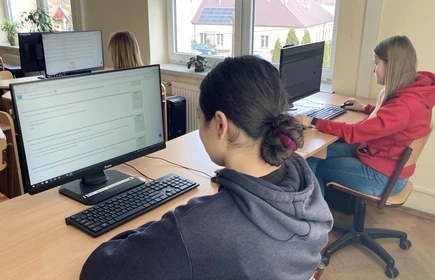 Na zdjęciu uczennice kl. 3 TA podczas XII Ogólnopolskiego Konkursu Wiedzy o Podatkach rozwiązują test on-line. Zdjęcie wykonane w pracowni komputerowej CKZiU w Łapanowie.