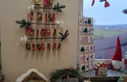 Zdjęcie przedstawia konkursowe kalendarze adwentowe. 