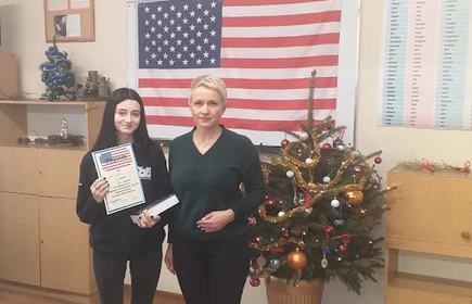 Pani Dyrektor Dorota Matlęga i Julia Opioła (II miejsce).