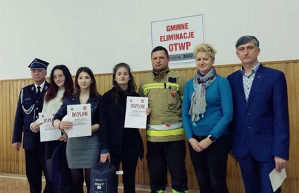 Zdjęcie grupowe. Druga od lewej Wiktoria Klasło, następnie Justyna Kacka, Małgorzata Piwowarczyk. Druga od prawej pani Celina Jacewicz.