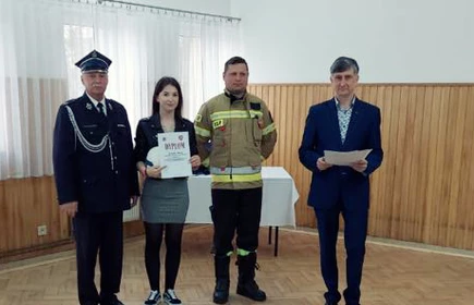 Na zdjęciu, druga od lewej - Justyna Kącka, kl. 3BP, III miejsce w kategorii szkół ponadpodstawowych.