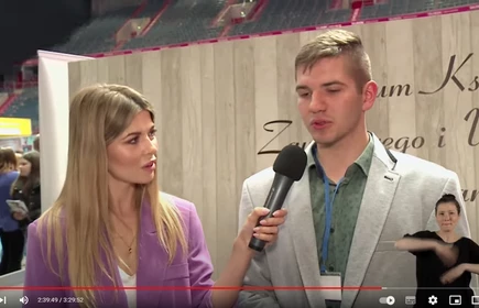 Na zdjęciu od lewej: Prezenterka i Patryk Bzdyl (kl. 3 AP).
