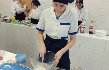 Młodzież przygotowuje pączki na akcję "Wyślij pączka do Afryki".