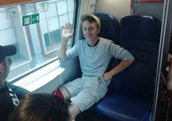 osoba siedząca w pociągu
