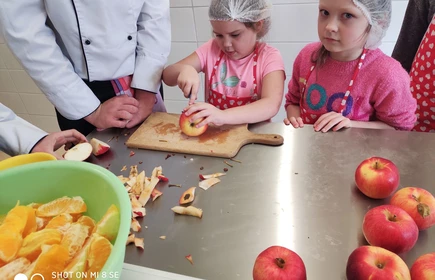 „Żyj zdrowo” – zajęcia gastronomiczne dla uczniów ze Zbydniowa 4