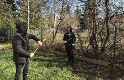 Na zdjęciu uczniowie kierunku technik rolnik wykonują prace w sadzie (przycinanie drzew).