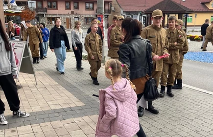 Na zdjęciu uczniowie klasy pożarniczej CKZiU w Łapanowie wraz mieszkańcami Łapanowa i okolic podczas akcji „Noś odblaski”. Fotografia barwna wykonana w centrum Łapanowa.