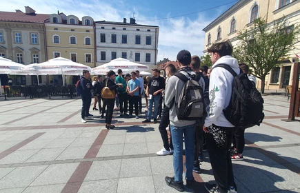 Fotografia barwna. Uczestnicy wycieczki podczas zwiedzania Tarnowa. 