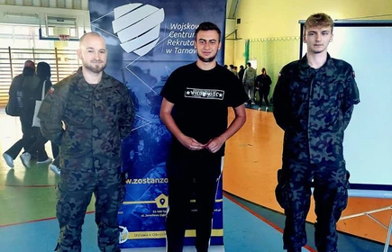 Na zdjęciu przedstawiciele Wojskowego Centrum Rekrutacji w Tarnowie oraz uczeń klasy 4 BP - Adam Kubisztal.
