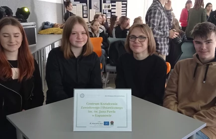 Fotografia barwna. Od lewej: Jadwiga Kuś, Aleksandra Marczewska, Szymon Zabdyr, Marcin Mazur. Zdjęcie wykonane w ZS nr 1 w Bochni.