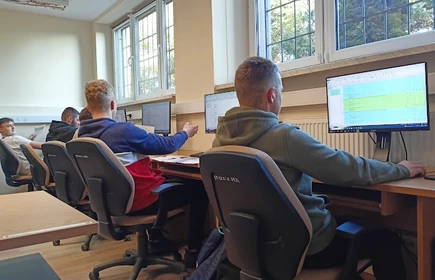 Na zdjęciu uczniowie kl. 4 AP kształcący się w zawodzie technik budownictwa podczas zajęć lekcyjnych wykonują zadania praktyczne w programie Norma Expert.