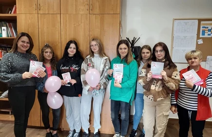Na zdjęciu uczennice biorące odział w akcji „Październik miesiącem świadomości raka piersi", podczas rozdawania ulotek mieszkankom gminy Łapanów.