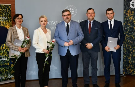 Zdjęcie wykonano w siedzibie Starostwa Powiatowego w Bochni. Na zdjęciu od lewej: p. Sabina Zdebska, p. dyrektor - Dorota Matlęga, Starosta Bocheński - pan Adam Korta, Wicestarosta Bocheński - p. Ryszard Drożdżak, uczeń - Damian Kądziela. Fot. Starostwo Powiatowe.