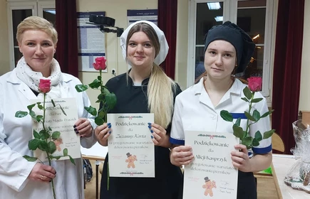 Na zdjęciu od lewej pani Małgorzata Majda-Frączek, Zuzanna Korta i Alicja Kasprzyk. Fotografia wykonana podczas „Warsztatów dekorowania pierników”, które przeprowadziła p. Małgorzata Majda-Frączek wraz z uczennicami: Alicją Kasprzyk i Zuzanną Korta w I LO w Bochni.
Fot. https://www.facebook.com/photo/?fbid=640527107866675&set=pcb.640528054533247