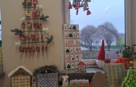 Zdjęcie przedstawia konkursowe kalendarze adwentowe. 