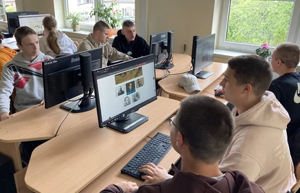 Fotografia barwna wykonana w budynku „B” CKZiU w Łapanowie, w sali komputerowej nr 8. Na zdjęciu uczniowie klasy I TC podczas edukacyjnej gry online „Galeria marzeń – Zagraj w sztukę!”.