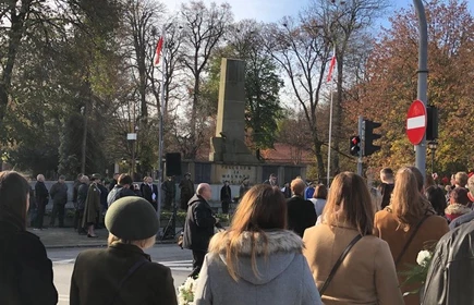 Uroczystości pod pomnikiem „Poległym za Wolność 1914-20” na ul. Orackiej w Bochni.
