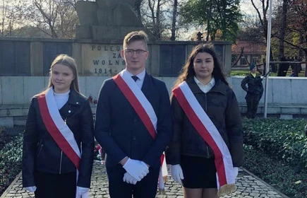 Delegacja uczniów CKZiU w Łapanowie pod pomnikiem „Poległym za Wolność 1914-20”.