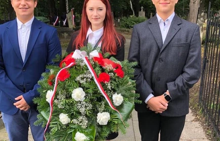 Na zdjęciu delegacja uczniów CKZiU w Łapanowie podczas uroczystości w Bochni, poświęconej 83 rocznicy agresji sowieckiej na Polskę. 