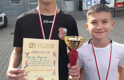 Na zdjęciu od lewej - Wojciech Paszkot, kl. II TA - I miejsce.