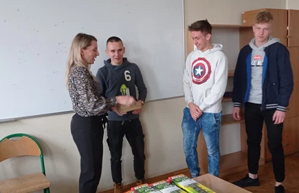 Na zdjęciu od lewej: pani Beata Maciaś, Dawid Kufta, Hubert Miękina i Paweł Kubik.