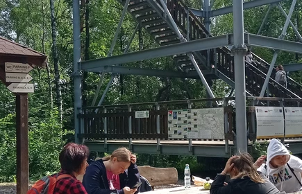 Zdjęcie pod wieżą widokową.