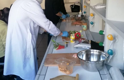 Pokaz sporządzania sushi