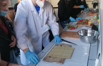 Pokaz sporządzania sushi