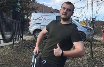 Na zdjęciu uczniowie kierunku technik rolnik wykonują prace w sadzie (przycinanie drzew).