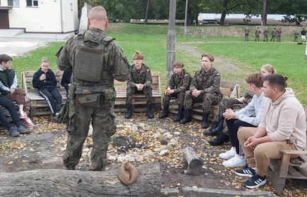 Na zdjęciu uczniowie klas o profilu wojskowym podczas zajęć praktycznych na terenie Jednostki Wojskowej w Kłaju. 