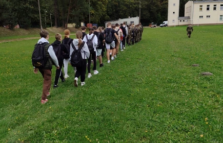 Na zdjęciu uczniowie klas o profilu wojskowym podczas zajęć praktycznych na terenie Jednostki Wojskowej w Kłaju. 