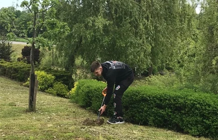 Na zdjęciu uczeń CKZiU w Łapanowie w czasie przygotowywania poletka do wysiewu ziół i kwiatów. Fotografia wykonana w szkolnym ogrodzie.