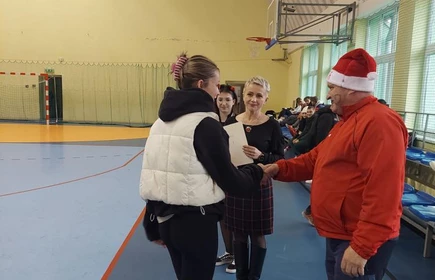Na zdjęciu pani dyrektor Dorota Matlęga i pan Jarosław Marzec wręczają nagrody i dyplomy przedstawicielom zwycięskich drużyn.