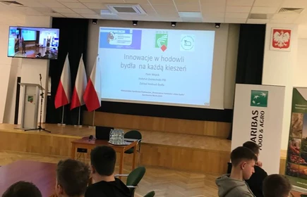 Na zdjęciu prowadzący szkolenie  „Nowoczesna hodowla i chów bydła" i uczestnicy konferencji. 