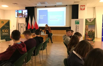 Na zdjęciu prowadzący szkolenie  „Nowoczesna hodowla i chów bydła" i uczestnicy konferencji. Zdjęcie wykonano w Małopolskim Ośrodku Doradztwa Rolniczego w Karniowicach. 