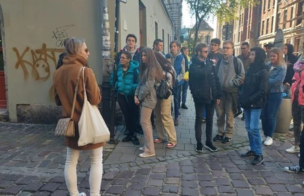 Na zdjęciu uczestnicy wycieczki wraz z przewodnikiem na Krakowskim Kazimierzu.