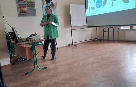 Na zdjęciu pani Iwona Świętek - pracownik bocheńskiego Sanepidu podczas prelekcji nt. boreliozy.