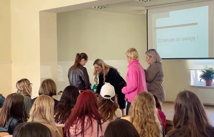 Na zdjęciu p. Ewa Chmielarz-Żwawa, p. Celina Jacewicz, p. Iwona Świętek  i uczennice biorące udział w warsztatach.