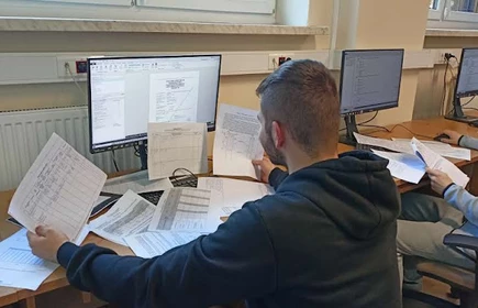 Na zdjęciu uczniowie kl. 4 AP kształcący się w zawodzie technik budownictwa podczas zajęć lekcyjnych wykonują zadania praktyczne w programie Norma Expert.