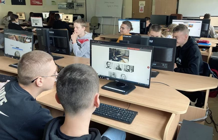 Fotografia barwna wykonana w budynku „B” CKZiU w Łapanowie, w sali komputerowej nr 8. Na zdjęciu uczniowie klasy I TC podczas edukacyjnej gry online „Galeria marzeń – Zagraj w sztukę!”.