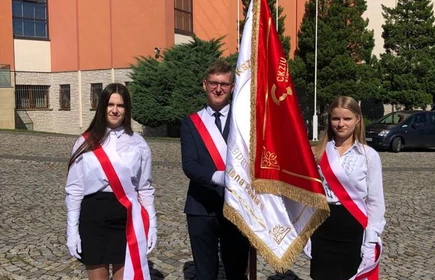 Poczet Sztandarowy CKZiU w Łapanowie przed kościołem św. Pawła Apostoła w Bochni.