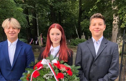 Na zdjęciu delegacja uczniów CKZiU w Łapanowie podczas uroczystości w Bochni, poświęconej 83 rocznicy agresji sowieckiej na Polskę. 