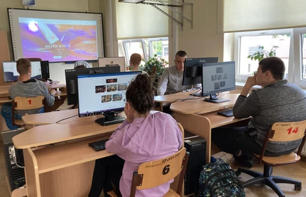 Na zdjęciu uczniowie kl. I TB grają w edukacyjna grę online „Galeria Marzeń – zagraj w sztukę!”. Zdjęcie wykonano w pracowni komputerowej w budynku B, sala nr. 8.