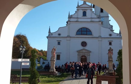 Kościół parafialny w Rytwianach widziany z perspektywy bramy wejściowej