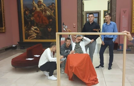 Na zdjęciu uczniowie CKZiU w Łapanowie podczas lekcji muzealnej „Język sztuki, analiza dzieła” w Muzeum Narodowym w Krakowie, oddział w Sukiennicach.