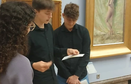 Na zdjęciu uczniowie CKZiU w Łapanowie podczas lekcji muzealnej „Język sztuki, analiza dzieła” w Muzeum Narodowym w Krakowie, oddział w Sukiennicach.