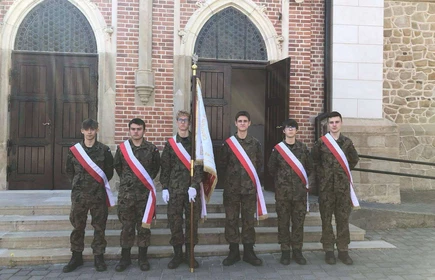 Na zdjęciu Poczet Sztandarowy CKZiU w Łapanowie. Fotografia wykonana przed Bazyliką św. Mikołaja Bpa w Bochni.